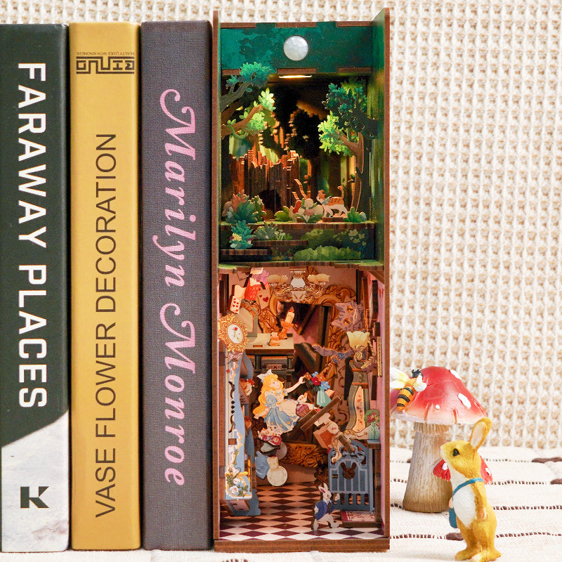 Tone Cheer - TQ128 Alice in Wonderland Bookend